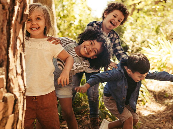 Niños sonriendo en un parque.