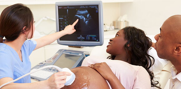 Padres en el control médico de su embarazo múltiple.